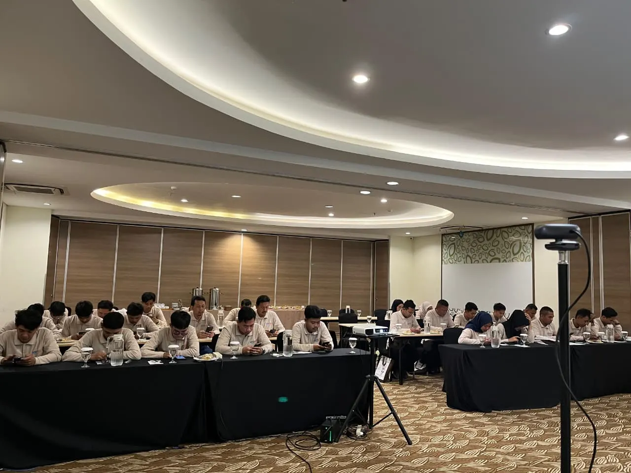 Peserta pelatihan K3 dalam seragam krem mengikuti sesi kelas di ruang ballroom hotel
