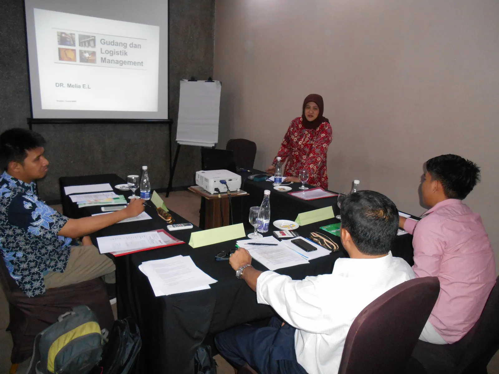 Instruktur menyampaikan materi Gudang dan Logistik Management kepada peserta di ruang pelatihan hotel