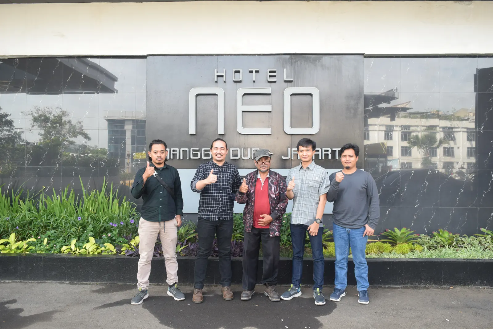 Tim instruktur PT Wahana Totalita Konsultan berfoto di depan Hotel Neo Mangga Dua Jakarta