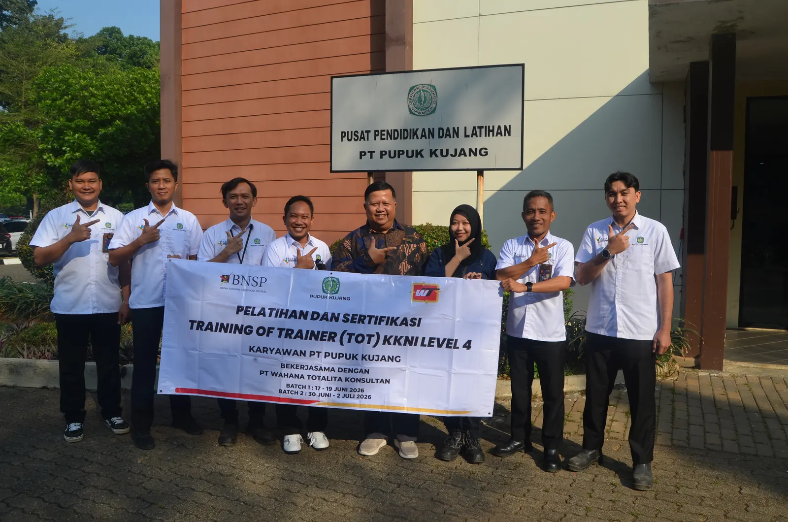 Peserta Pelatihan dan Sertifikasi Training of Trainer (TOT) KKNI Level 4 PT Pupuk Kujang berfoto di depan Pusat Pendidikan dan Latihan