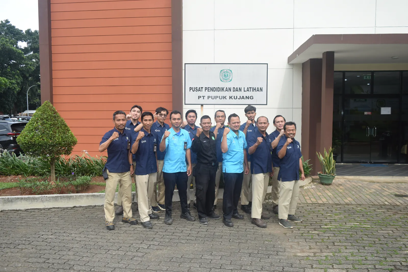 Peserta pelatihan berfoto di depan gedung Pusat Pendidikan dan Latihan PT Pupuk Kujang