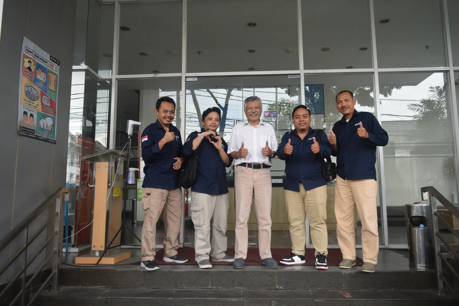Tim instruktur PT Wahana Totalita berfoto dengan klien di depan gedung kantor perusahaan
