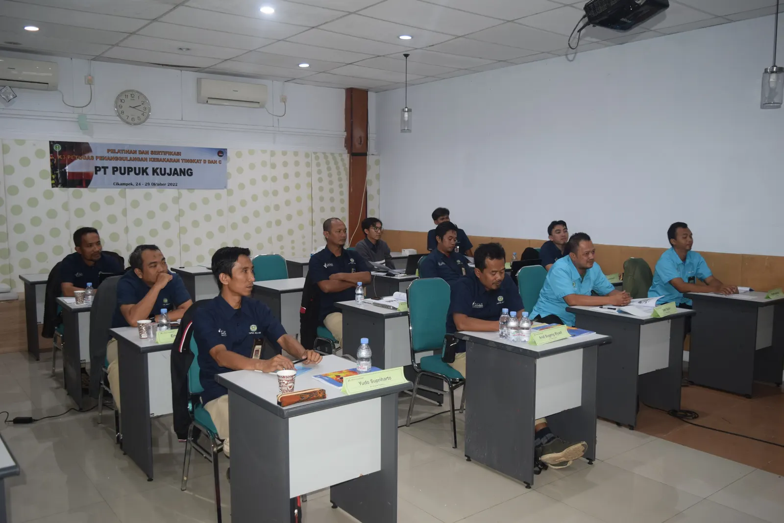Peserta pelatihan dan sertifikasi petugas penanggulangan kebakaran PT Pupuk Kujang di ruang kelas, Cikampek Oktober 2022