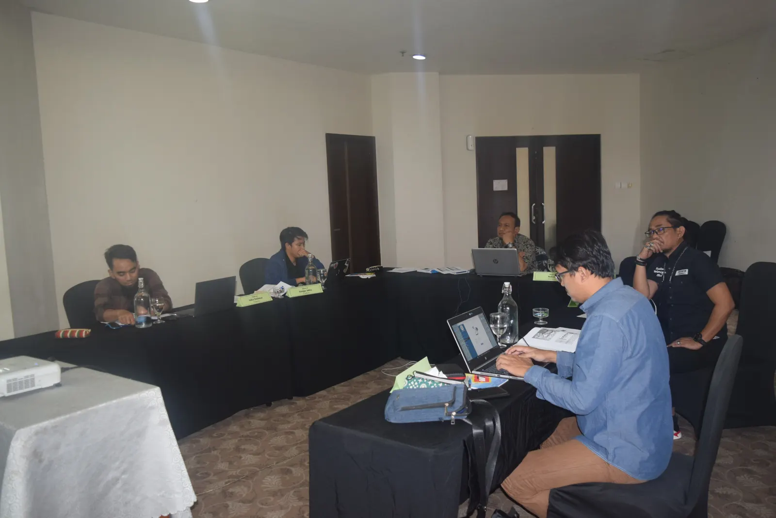 Peserta pelatihan K3 mengikuti sesi diskusi dengan laptop di ruang meeting hotel