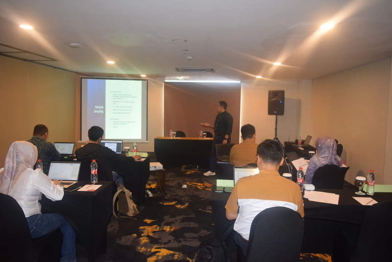 Instruktur menjelaskan materi Metode Sampling kepada peserta pelatihan di ruang kelas hotel