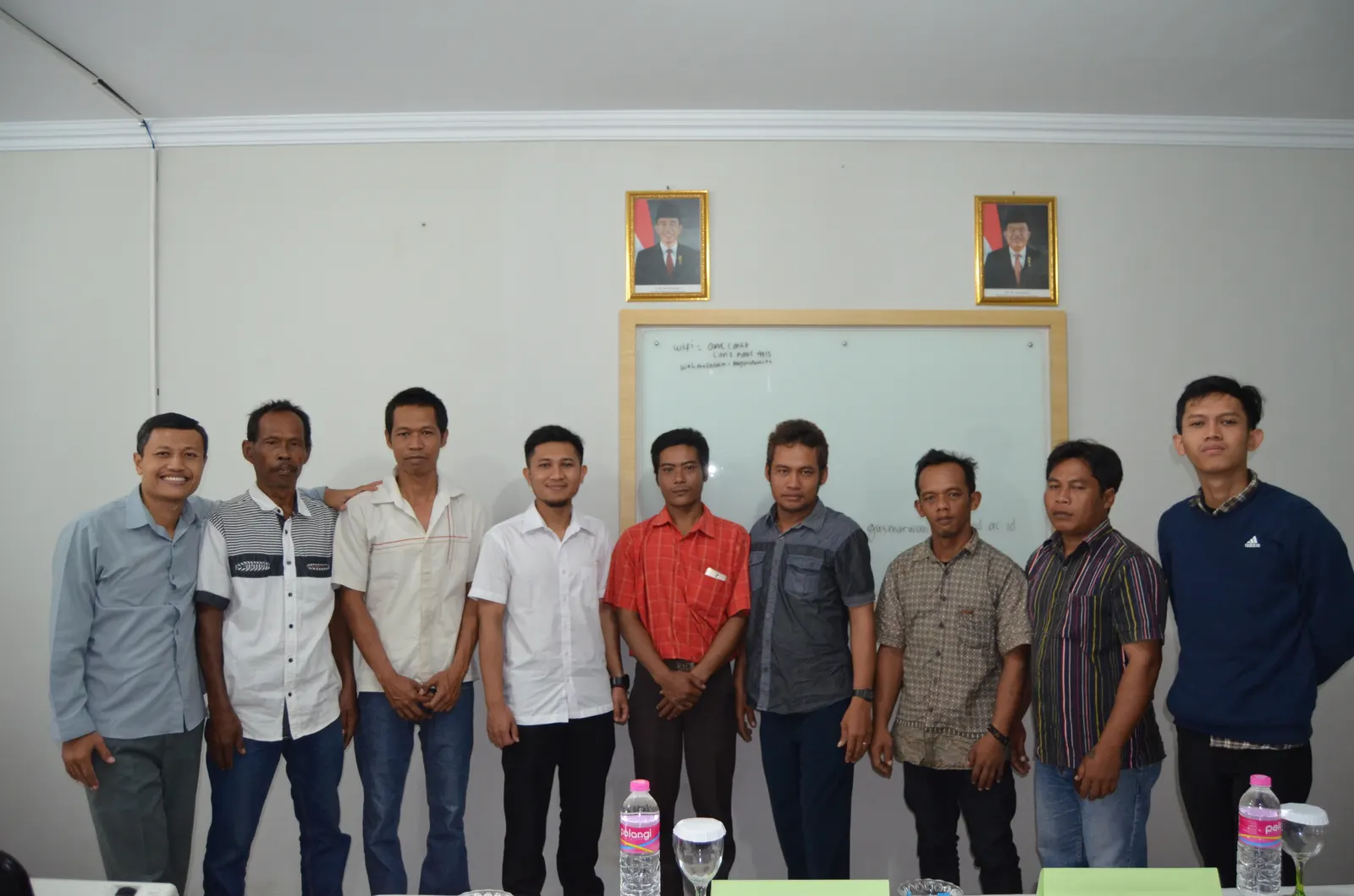Foto bersama peserta pelatihan K3 di ruang kelas dengan papan tulis dan foto presiden
