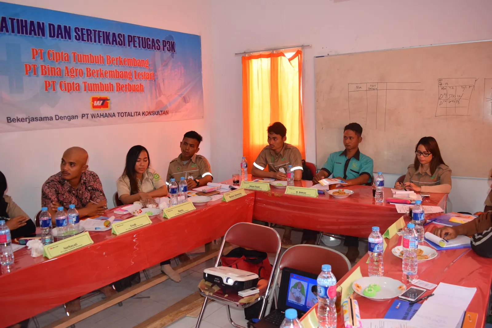 Peserta pelatihan dan sertifikasi Petugas P3K dari PT Cipta Tumbuh Berkembang mengikuti sesi kelas dengan banner PT Wahana Totalita Konsultan