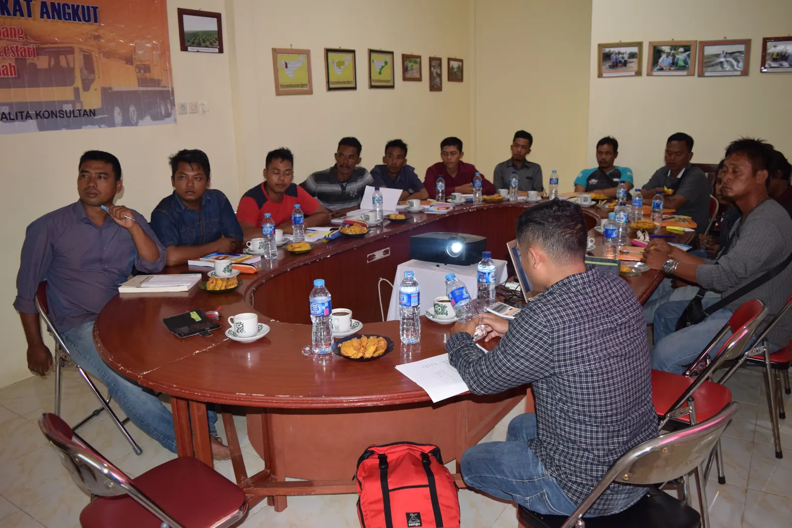 Peserta pelatihan operator pesawat angkat angkut mengikuti sesi kelas di ruang meeting PT Wahana Totalita Konsultan