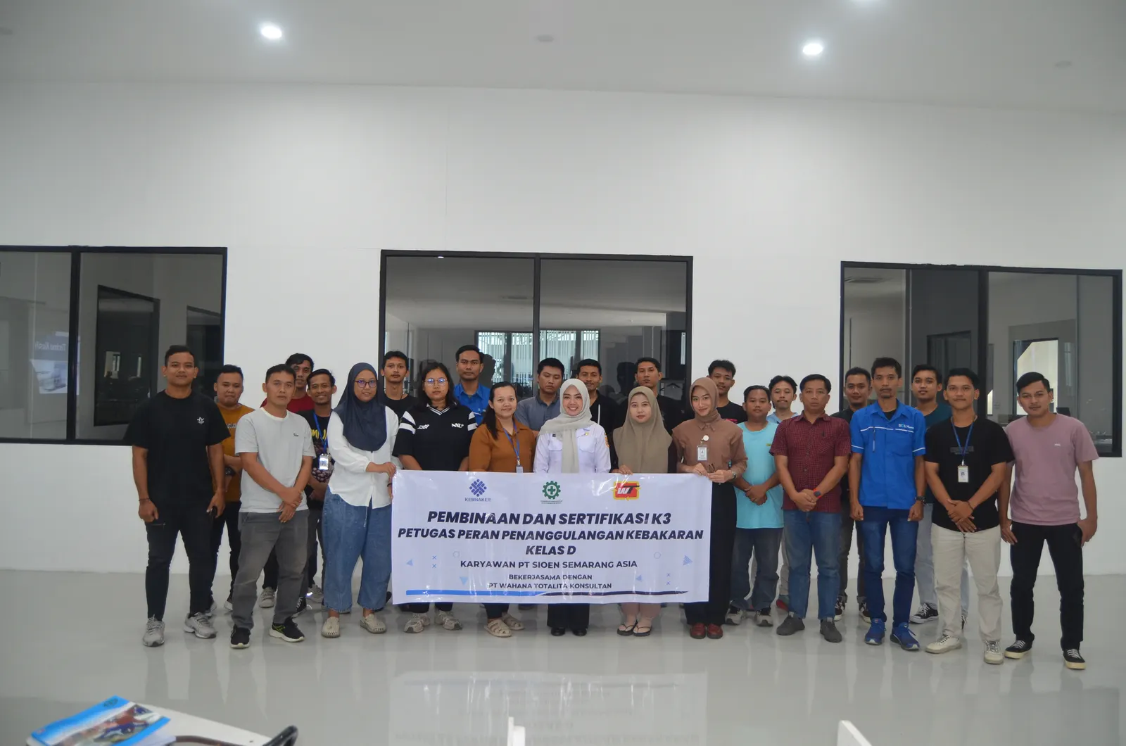 Foto bersama peserta Pembinaan dan Sertifikasi K3 Petugas Peran Penanggulangan Kebakaran Kelas D karyawan PT Sioen Semarang Asia