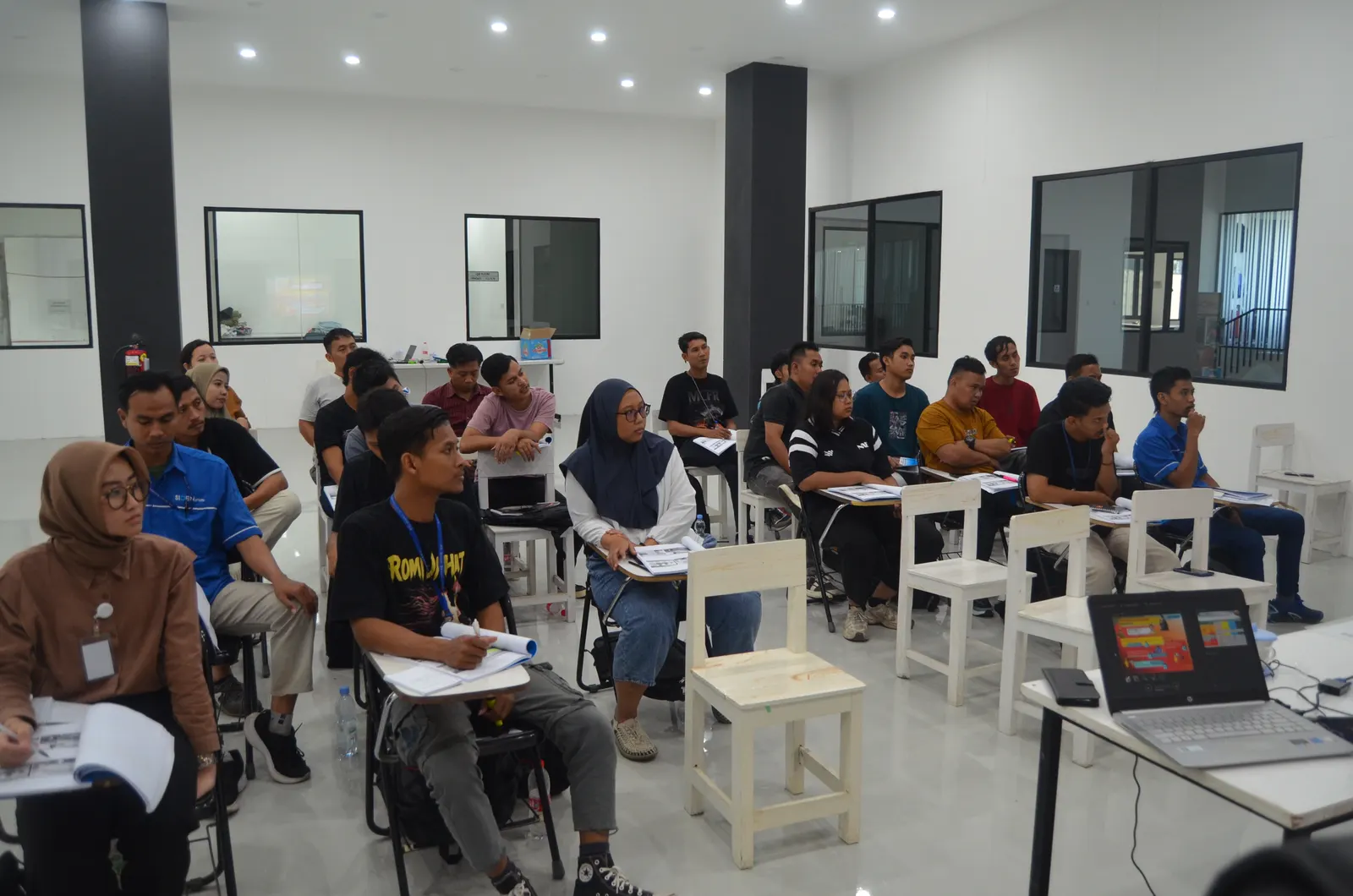 Peserta pelatihan K3 PT Sioen Semarang Asia mengikuti sesi kelas di ruang modern dengan kursi putih