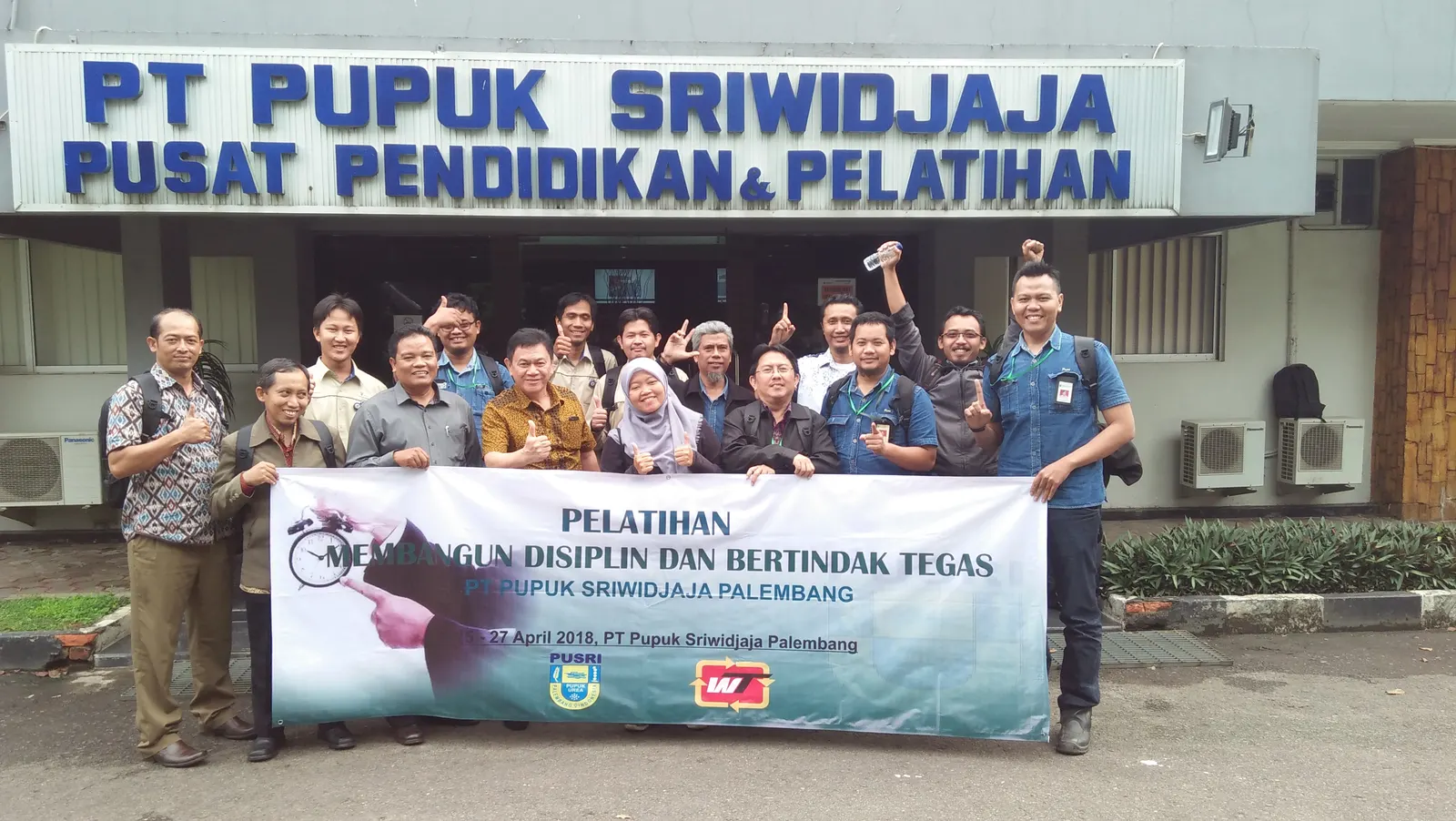 Peserta pelatihan Membangun Disiplin dan Bertindak Tegas PT Pupuk Sriwidjaja Palembang berfoto di depan Pusat Pendidikan dan Pelatihan