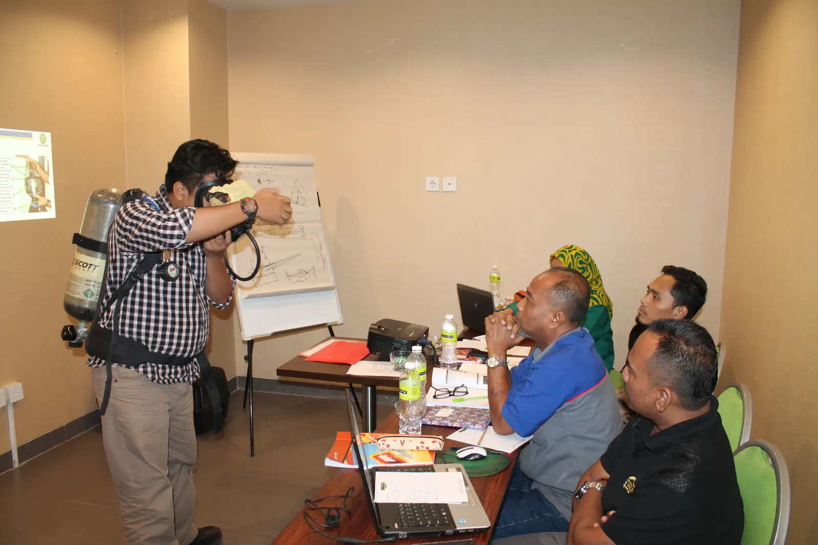 Instruktur mendemonstrasikan penggunaan SCBA Scott kepada peserta pelatihan kebakaran